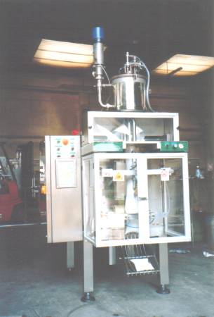 Confezionatrice automatica per latte in sacchetti di polietilene ricavati da bobina. Potenzialità 1.000/1.200 pz/h. Formati da 0,25 a 1 lt.